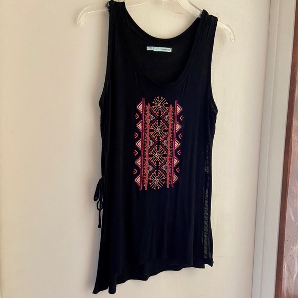 🦋Fun Sleeveless Embroidered Top🦋 - Picture 5 of 6